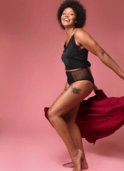 Periodenslip "Dahlia" | Schwarz -Miracle Woman Verkäufe Dahlia Shop Image seitlich min 1280x1280