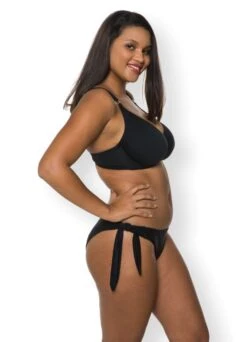 Tanga "Swim" | Schwarz 10 Tanga "Swim" | Schwarz -Miracle Woman Verkäufe Tanga Bikini Bottom schwarz side min 1280x1280